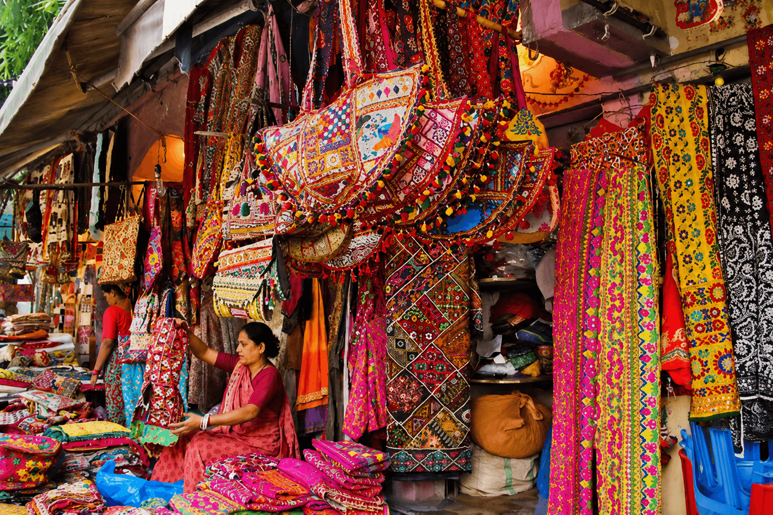 Local Markets | Crafts & Essentials